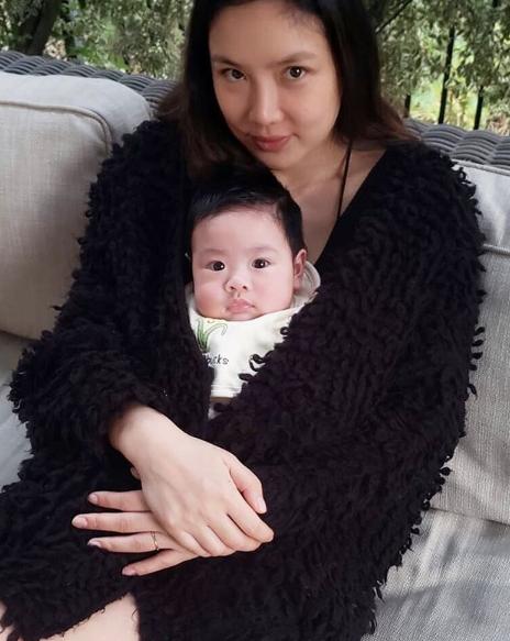 乐基儿晒1岁儿子正面萌照,眼睛超大像足妈妈