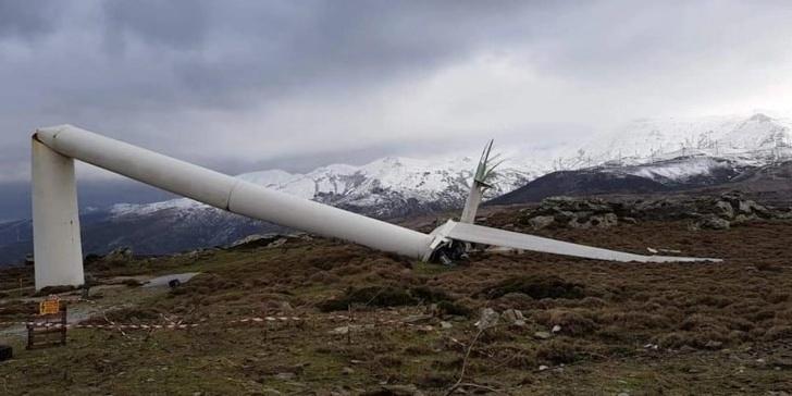 希腊埃维亚岛狂风肆虐风力发电机组折腰坠地