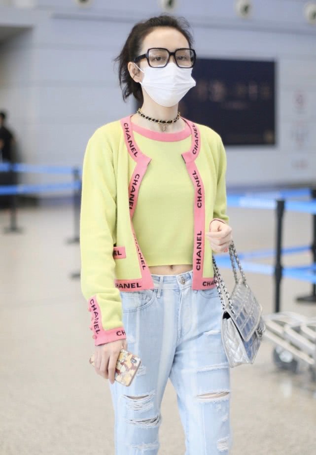 王鸥现身机场穿全套小香风太贵气露脐上衣配长裤尽显好身材