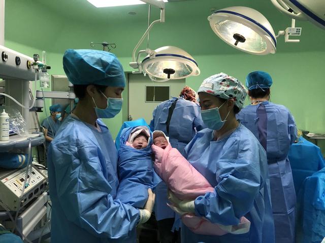 哥哥2830克,妹妹2190克,包头首例双胎试管婴儿诞生__凤凰网