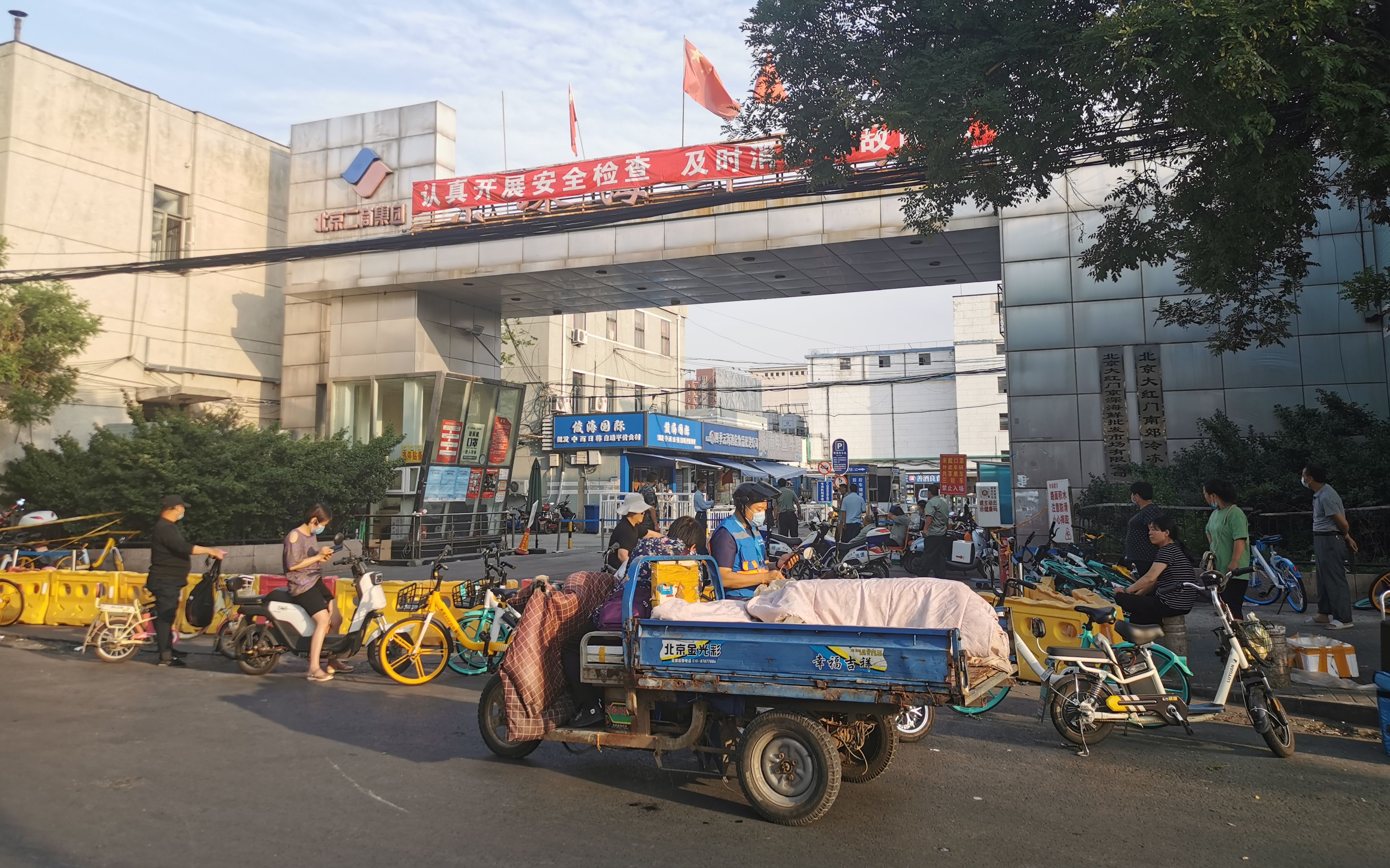 记者探访京深海鲜市场上午9时关闭商铺电话无人接听