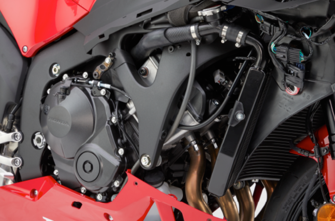 这一代600rr虽然还是之前款式f5的发动机,但是在进排气方面都做了很多