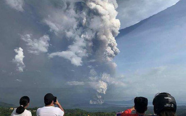 菲律宾首都以南塔尔火山喷发政府已经计划疏散周边20万人