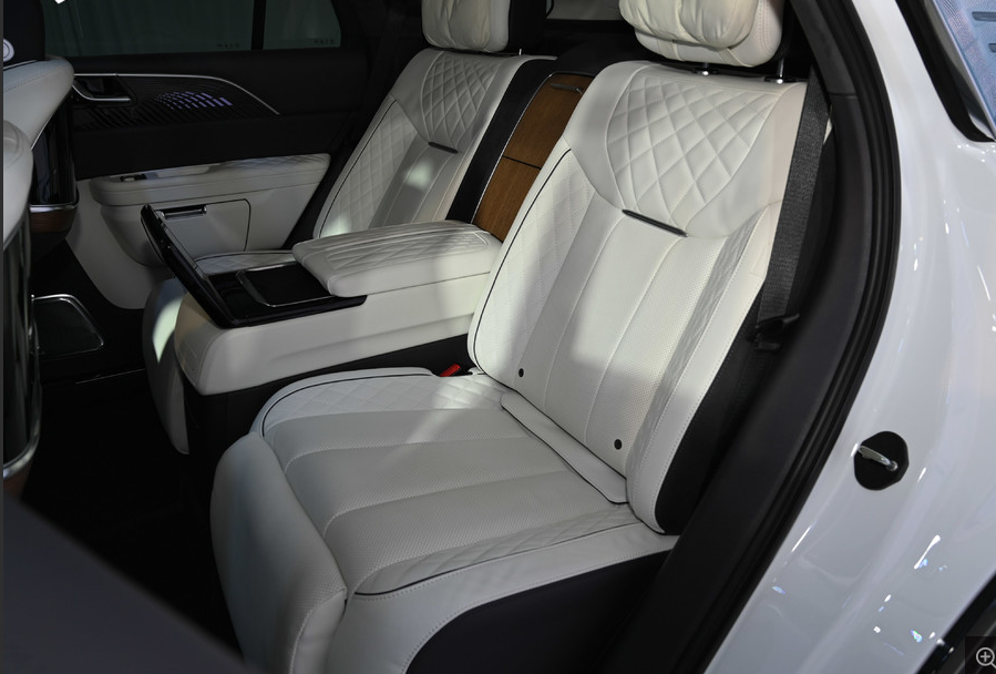 一款车是燃油版本,一款则是纯电版本,而红旗e-hs9显然是属于后者