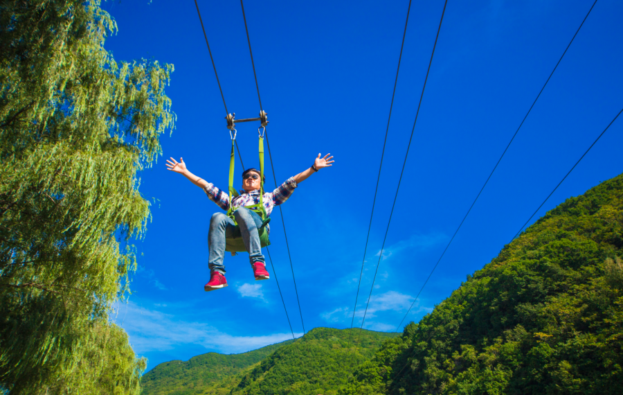 本溪旱洞·望天洞滑索项目是景区的一大特色,纵情山水,体验急速飞驰的
