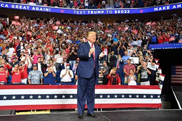 川普2020首次竞选演讲被tiktop青年搞砸,不带口罩,上座只有三分之一