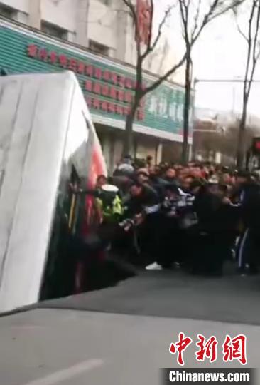 青海西宁城中区路面塌陷公交车坠入其中 伤亡不详