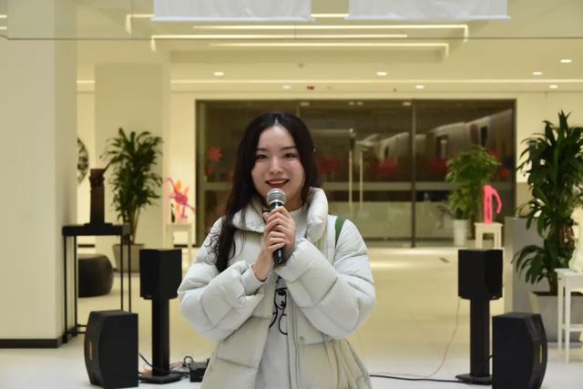 参展艺术家,清华美院在读博士研究生于婉莹发言