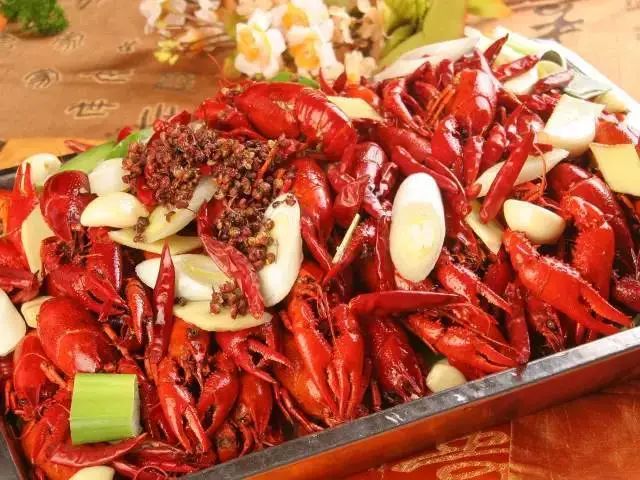 是的小龙虾有黄然而你最好别吃它