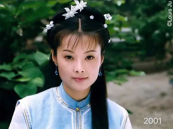 2002年,《浮华背后》袁立饰演的短发造型气场强大,但隐隐有显老的迹象