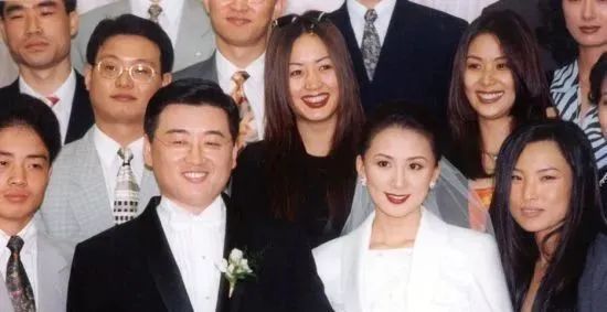▲1996年金喜爱结婚照，金惠秀、高素荣出席婚礼。
