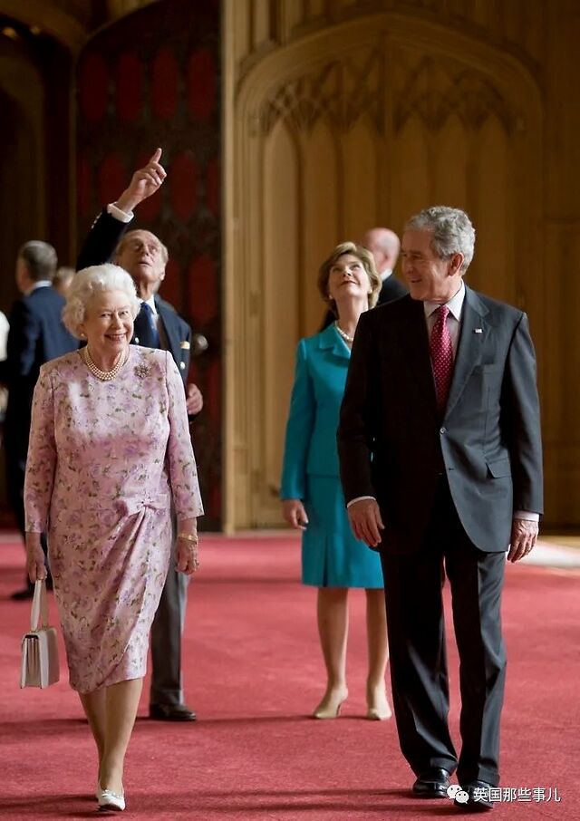 英国女王和首相谁大图片