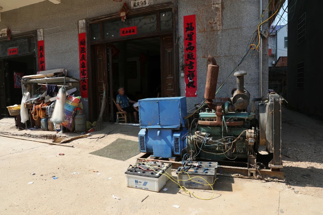7月14日，藕塘村，村民将渔船上的发电机拆下来供周边十几家村民晚上用。摄影/新京报记者王飞