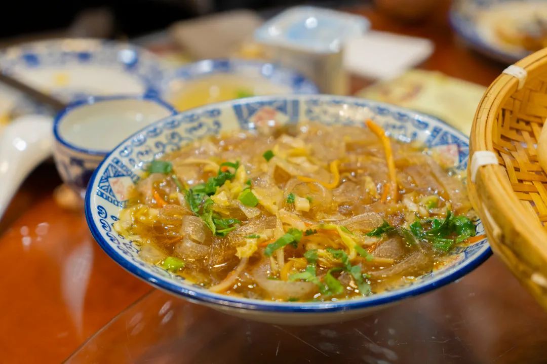 "八凉八热"取代"八大碗",出现在天水人的宴席上.