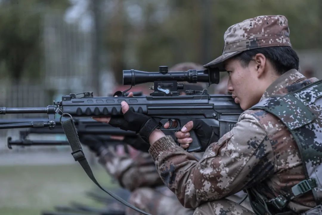 "枪王"原来是女郎 | 入伍两年成为特种兵中的"狙击枪王"