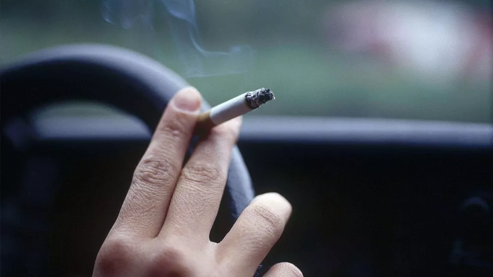 窗,我们车内的空气的都会流向外面,容易理解,如果有乘客在车内抽烟