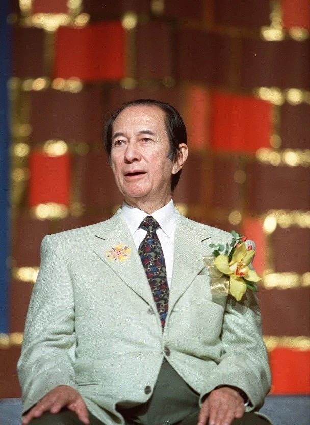 赌王病危四房聚医院!四太一家赶回港,何猷君隔离期申请外出探父
