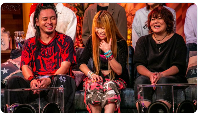 就算与20多岁的小美女同框,61岁的junko也完全不输.