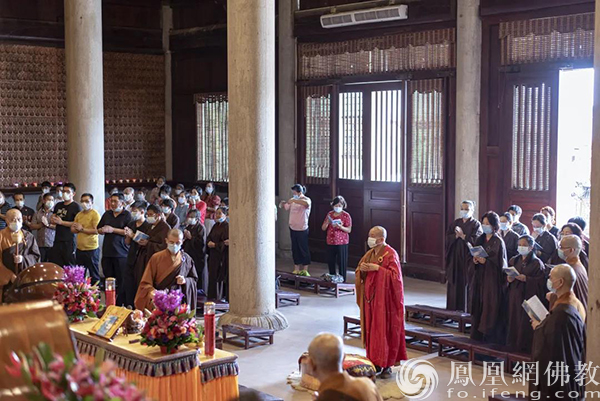 印觉大和尚率四众弟子念诵仪轨（图片来源：凤凰网佛教 摄影：广州华严寺）