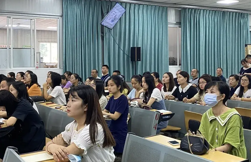 成都天府新区南湖小学：书香润心灵，阅读助成长