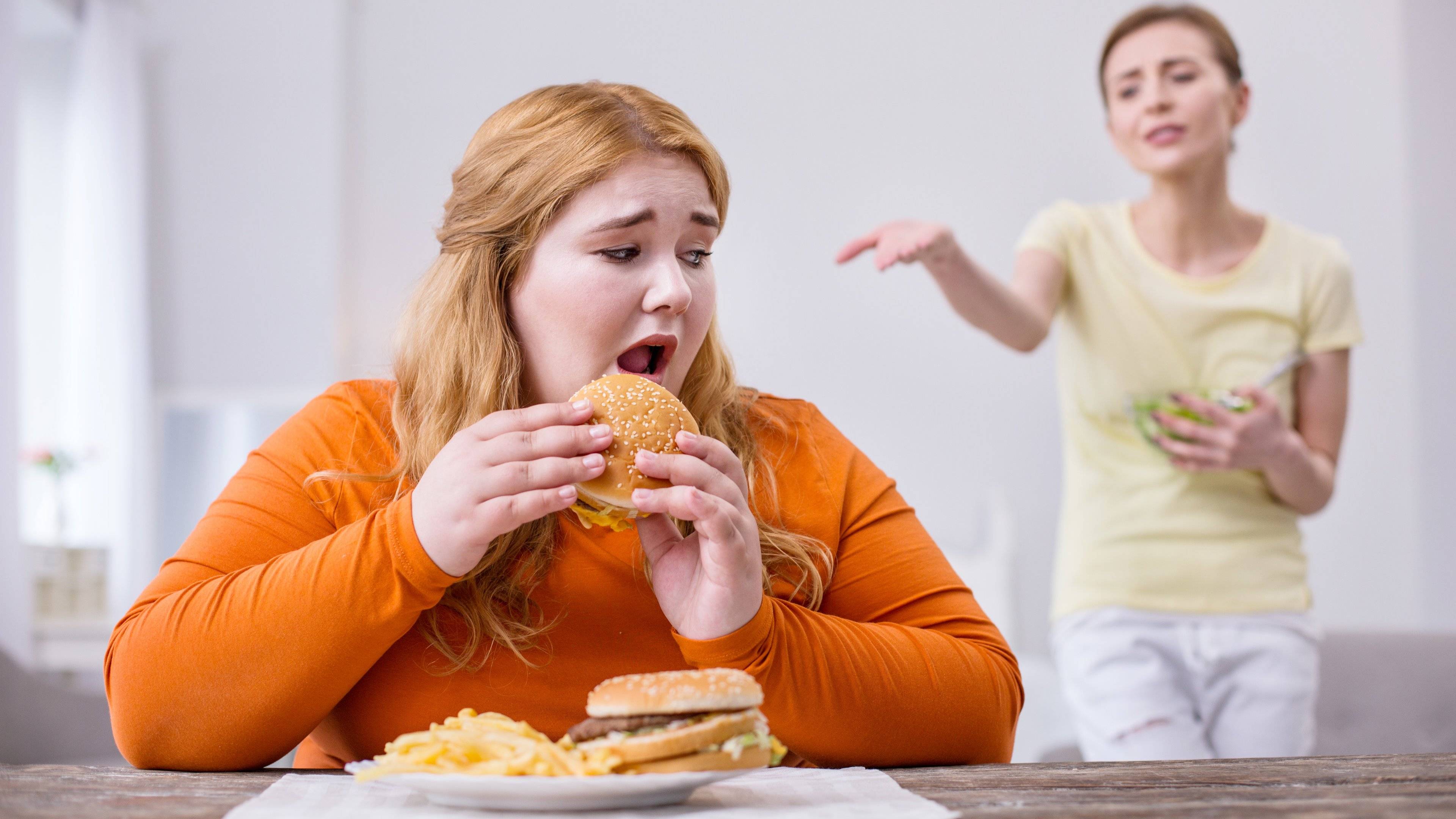 坐在餐桌旁吃健康食品的年轻胖女人图片下载 - 觅知网