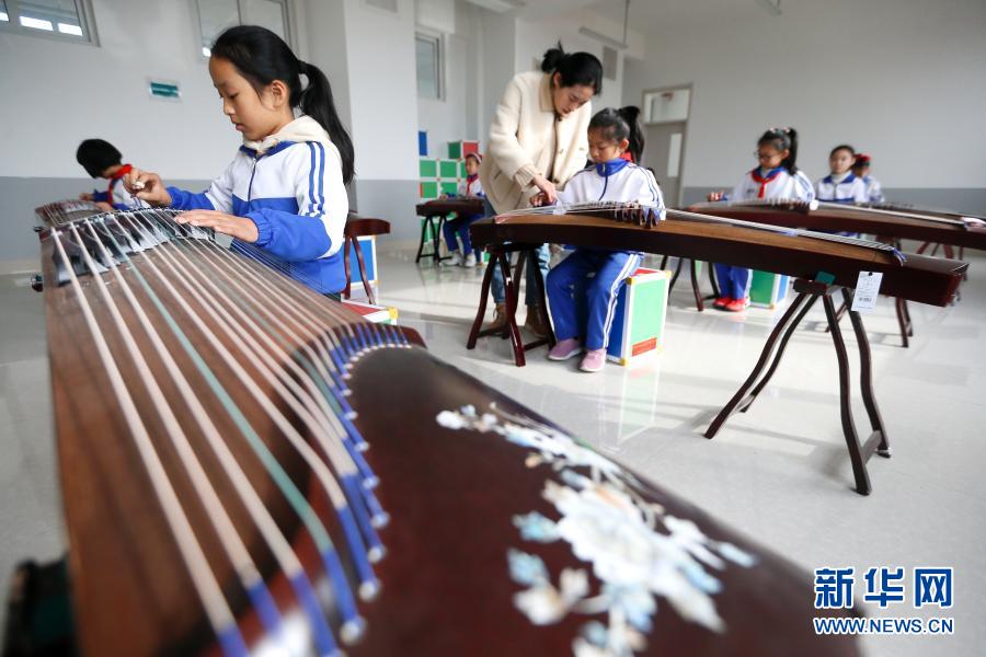 12月1日,山东省青岛市即墨区龙山中心小学古筝社团的学生在老师的指导下弹奏古筝。 近年来,为培养学生兴趣爱好,丰富校园文化生活,山东省青岛市即墨区龙山中心小学以社团活动为平台,积极开展特色教育活动。学生可根据喜好自主选择参加足球、国画、钢琴、手工等多种社团课程,让孩子们在推进素质教育的过程中快乐成长。 新华社发(梁孝鹏 摄)