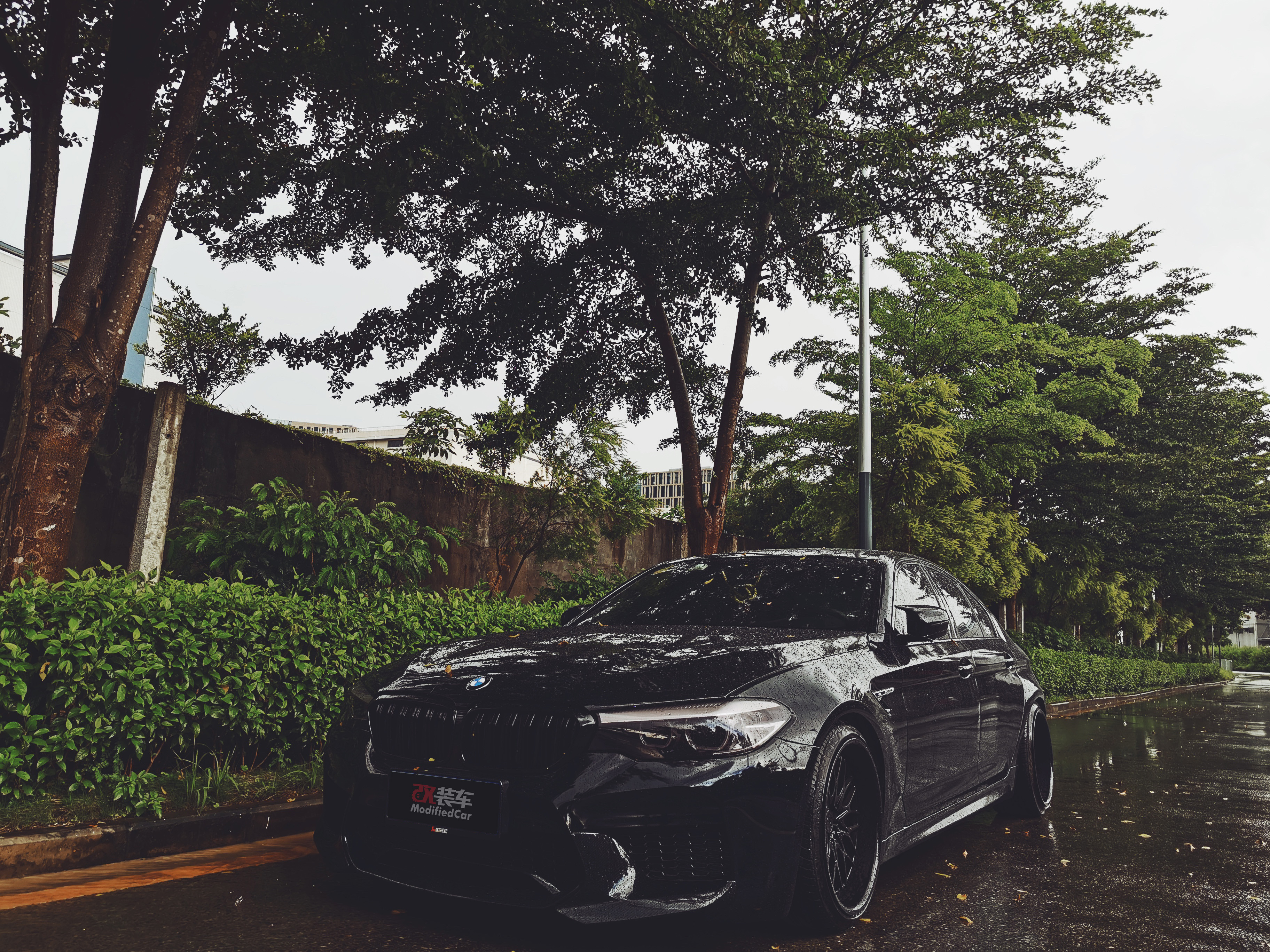 宝马525i化身红眼黑武士眼泛红光如黑夜中潜伏的凶猛野兽