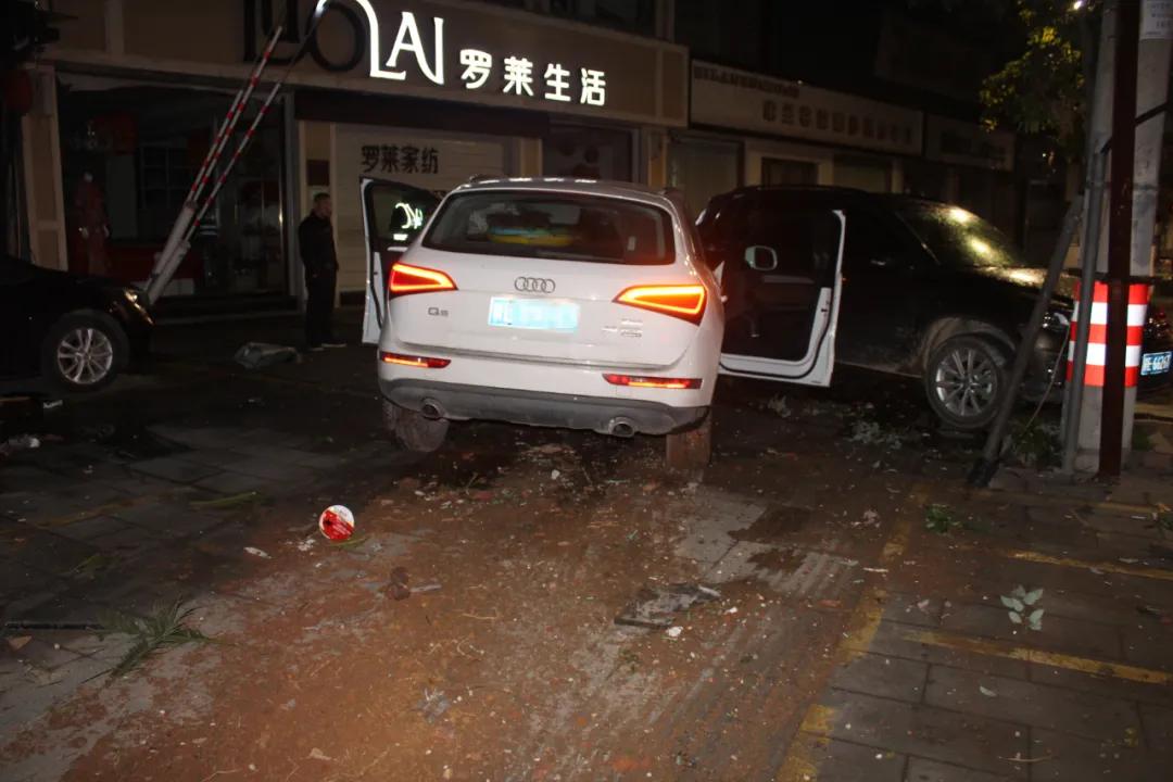 在横峰县 解放西路路段 发生一起 因酒驾导致的单方事故