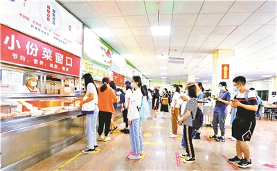 首经贸食堂的小份菜窗口 摄影/曹海鹏