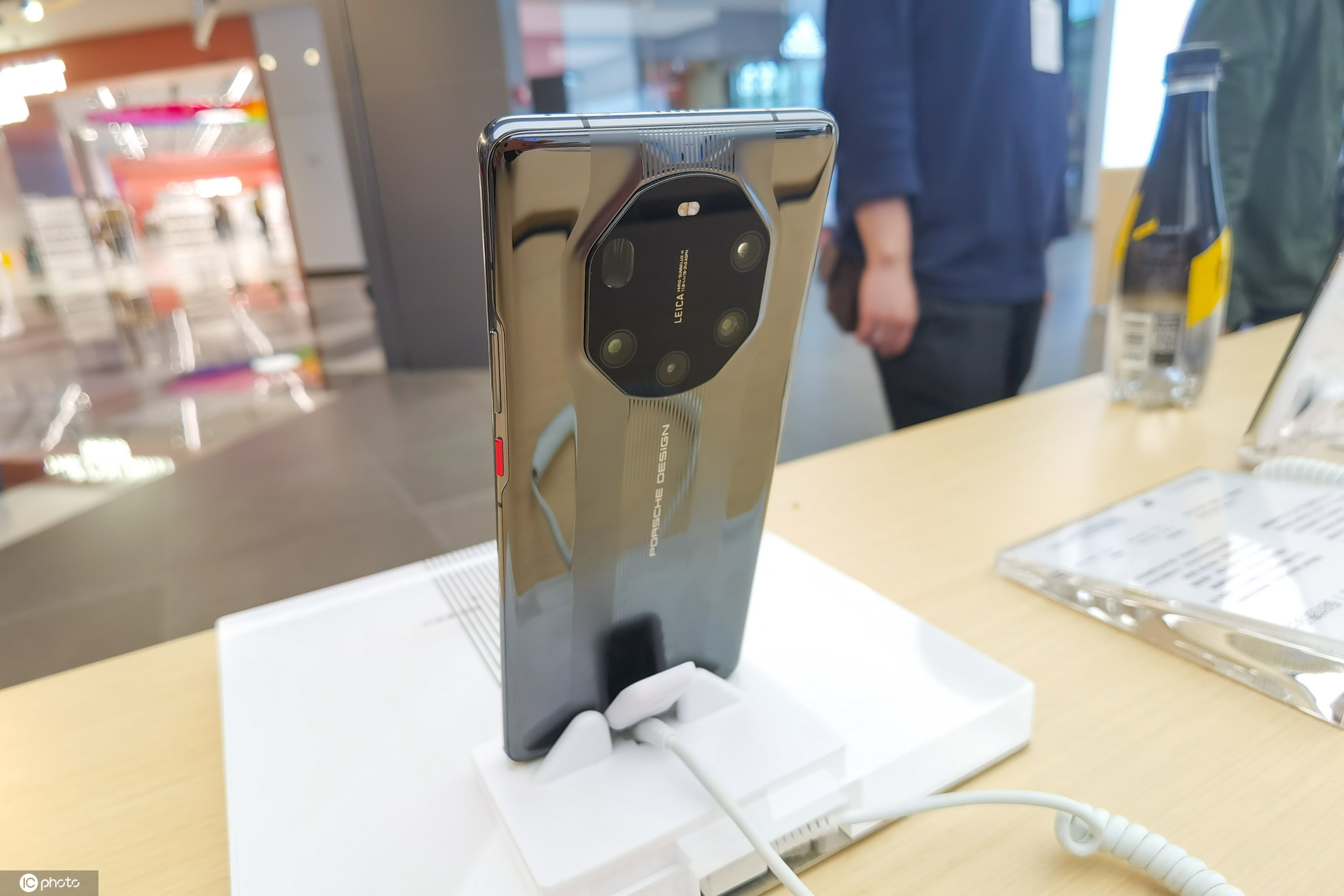 搭载5nm制程的麒麟9000处理器,拥有12GB+256GB和12GB+512GB两种配置。拍照方面,Mate40 RS搭载5000万像素RYYB主摄、1200万像素3倍光学变焦镜头和800万像素10倍潜望变焦镜头,2000万像素电影镜头还有一颗3DToF镜头。