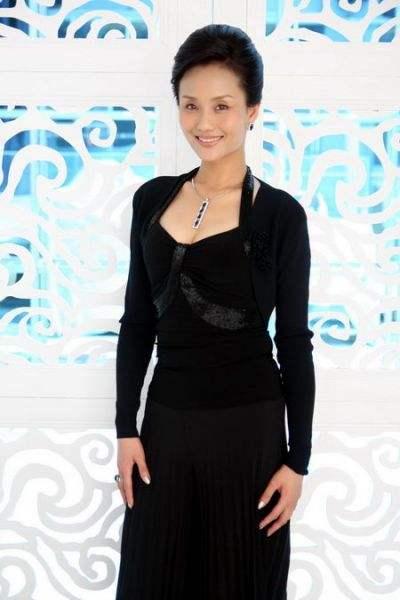 老演员李颖也开始装嫩,录视频穿着时髦,怎么看都不像有52岁