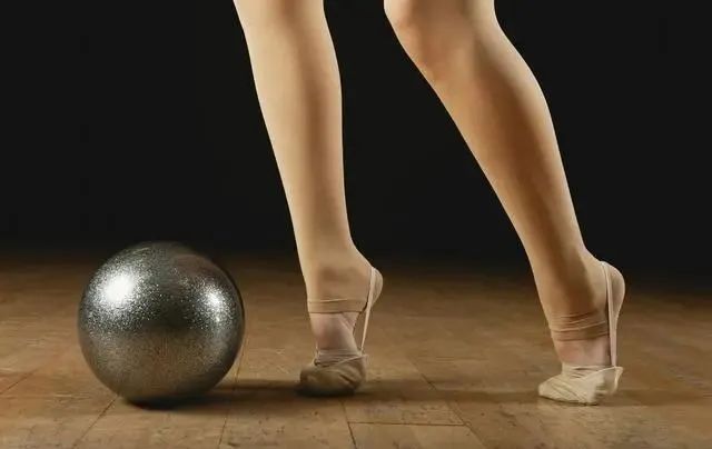 康中臻灸堂与您分享:每天踮脚尖走,四个问题可能悄悄"走没了"