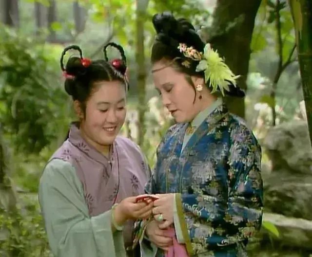 像贾母身边的鸳鸯,宝玉身边的袭人,王熙凤身边的平儿,黛玉身边的紫鹃