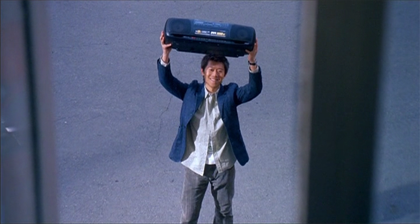 陈文模仿 [情到深处],举着大收音机向妞表白的场景,花儿乐队的《miss