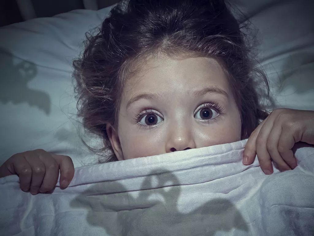 两三岁的孩子是个不睡觉的"夜猫子",怎么办?父母可试试这四招