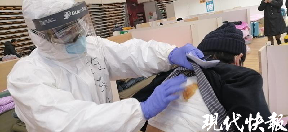 在此之前,他因糖尿病并发症,后背长有多个痈疮(俗称"搭背疮"),已经