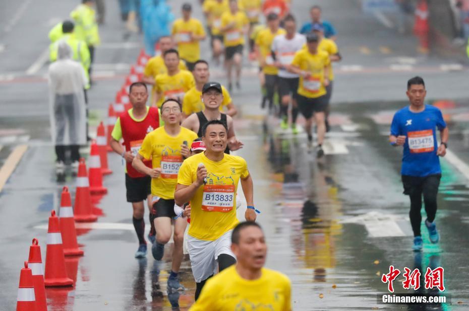 图为参加半程马拉松的选手在终点前冲刺。 中新社记者 杜洋 摄