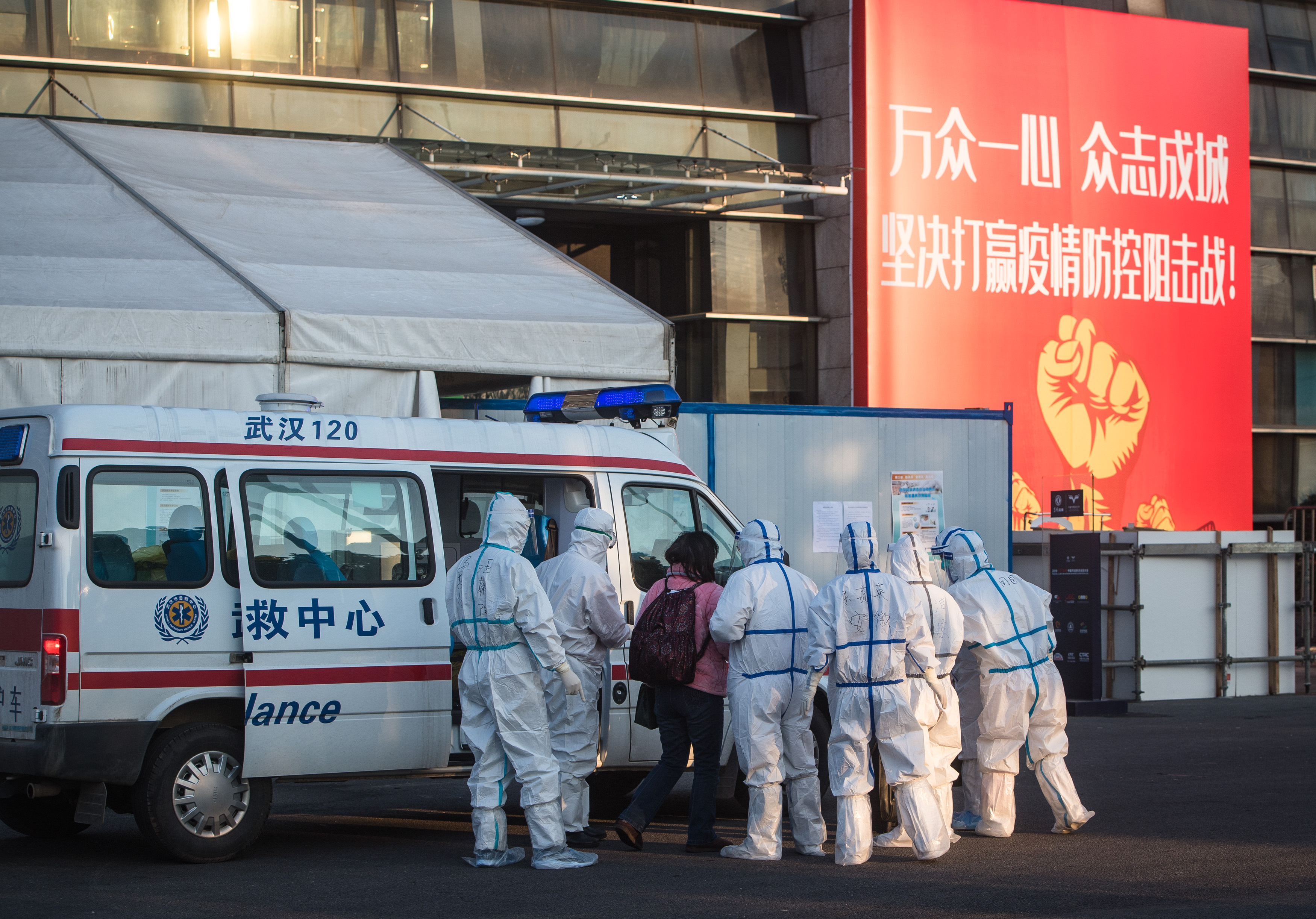 全国各地摄影师按动快门用影像记录抗疫一线的平民英雄