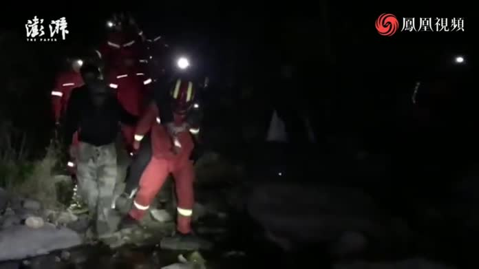 村民跌入山崖，公安消防翻山越岭5小时营救