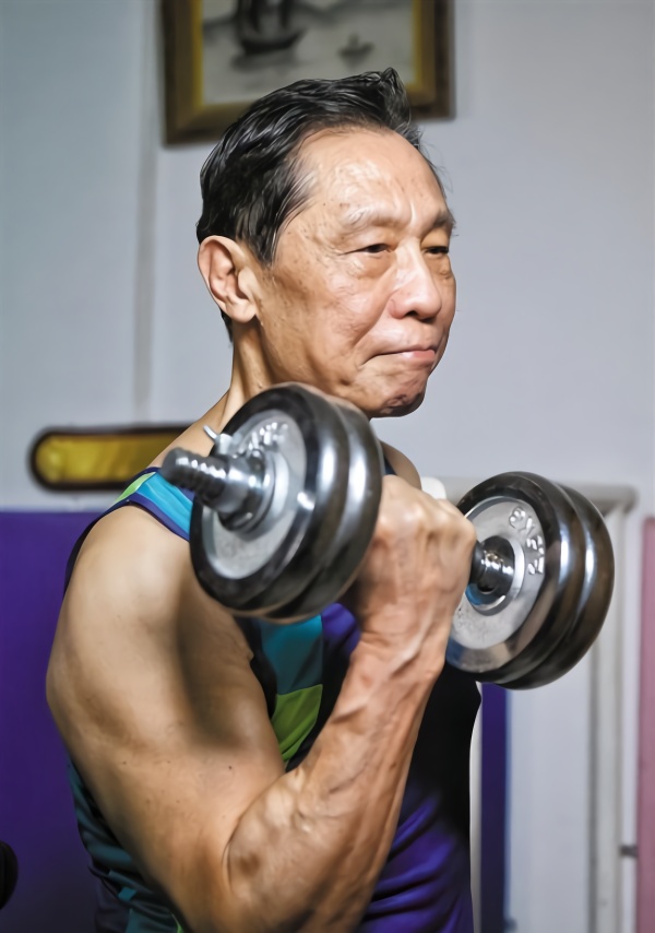 跑步、游泳、引体向上……83岁的钟南山从未停止健身
