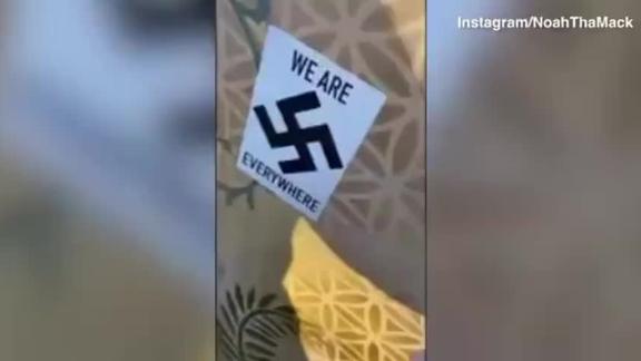 美国加州一19岁男子在街头张贴纳粹标志被逮捕