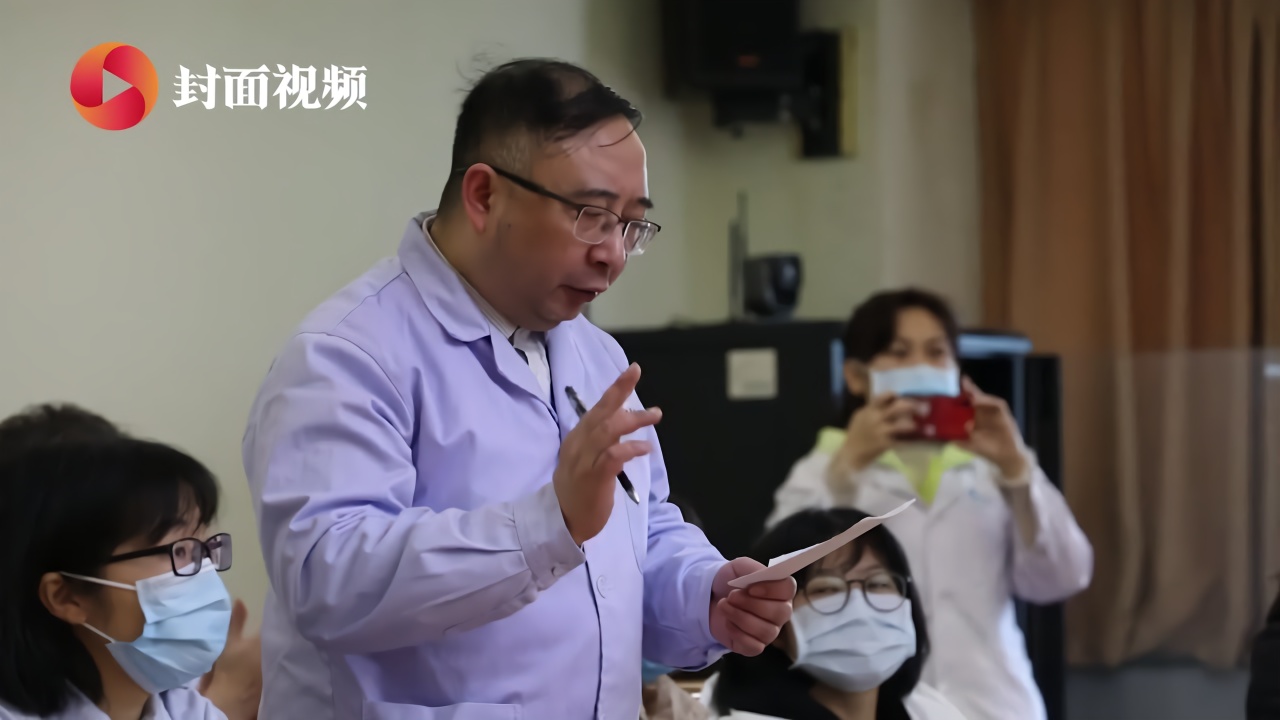 四川省人民医院医疗队启程赴武汉 队长：把他们安全带回