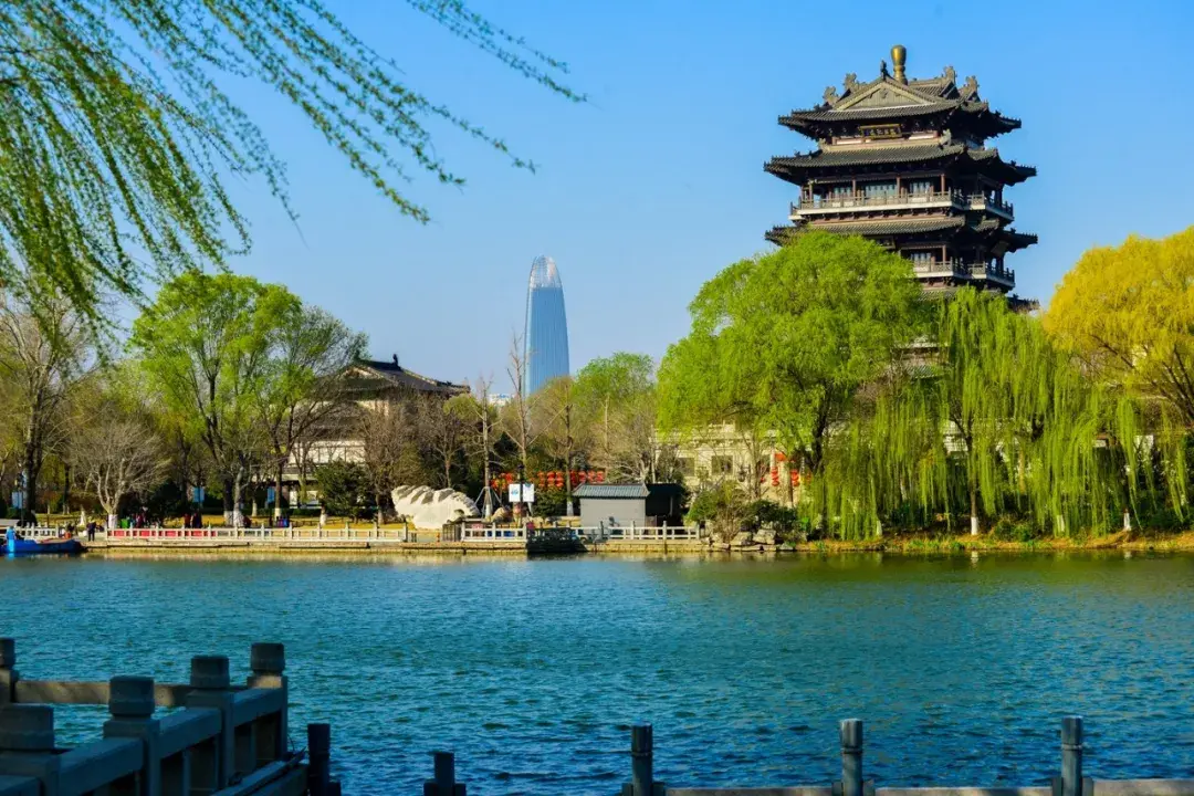 人们在湖的南面,西面陆续建起了民居,形成了高祥后街,后高祥后街等