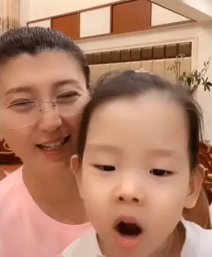 48岁闫学晶晒与3岁小女儿合照,高龄拼二胎,儿女双全好幸福