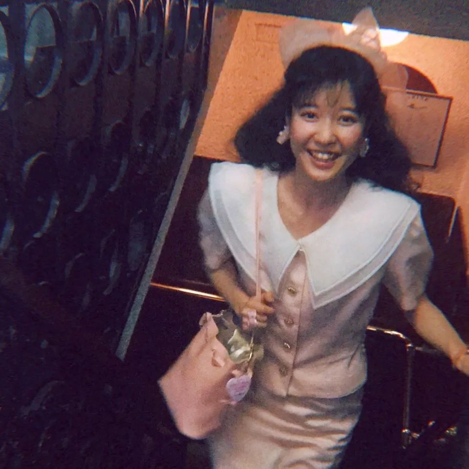 日本惊现活在昭和的24岁萌妹 坚持80年代复古风 她自由打扮的样子也太美了吧 凤凰网
