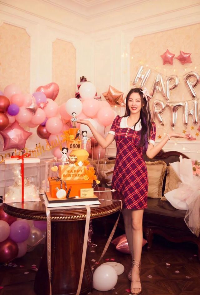 张雨绮"炫富"过生日!穿格纹裙公主范十足,9999朵玫瑰太豪气