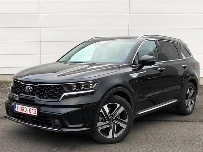 起亚全新索兰托实拍配悬浮式中控大屏座椅232布局