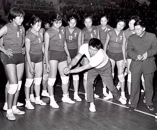 回到80年代,和中国女排在一起