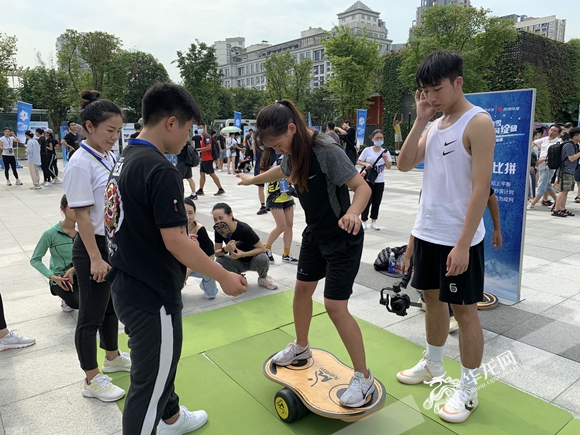 个比赛项目:引体向上,俯卧撑(男子组),垂直纵跳,平衡板大比拼(女子组)