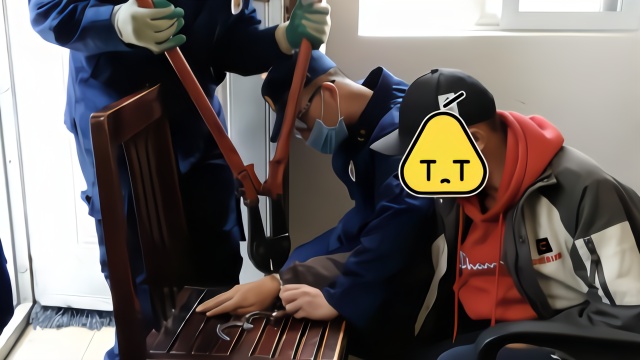 延期开学太无聊15岁少年玩手铐把自己铐住